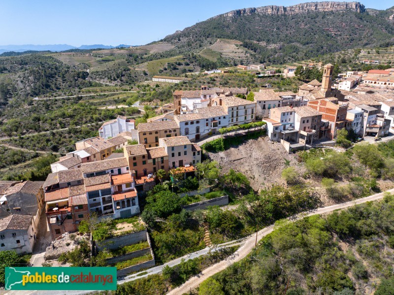 El Lloar, amb el carrer Major i l'església de Sant Miquel
