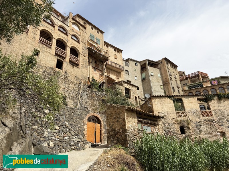 La Vilella Baixa - Façanes del riu (Foto: Albert Esteves, 2026) La Vilella Baixa - Façanes del riu