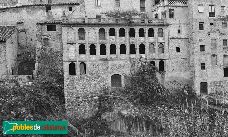 La Vilella Baixa - Façanes del riu Vilella Baixa (Foto: <i>Montserrat Vidal-Barraquer</i>, anys 60-70) La Vilella Baixa - Façanes del riu Vilella Baixa