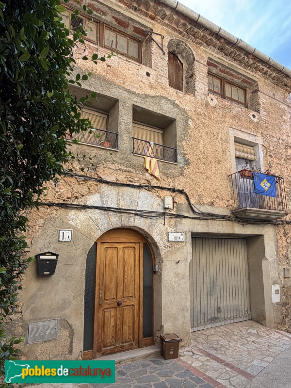 Pradell de la Teixeta - Carrer Major. Can Sarroca