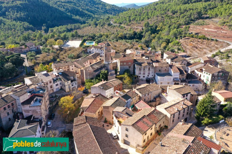 La Torre de Fontaubella, amb l'església al centre