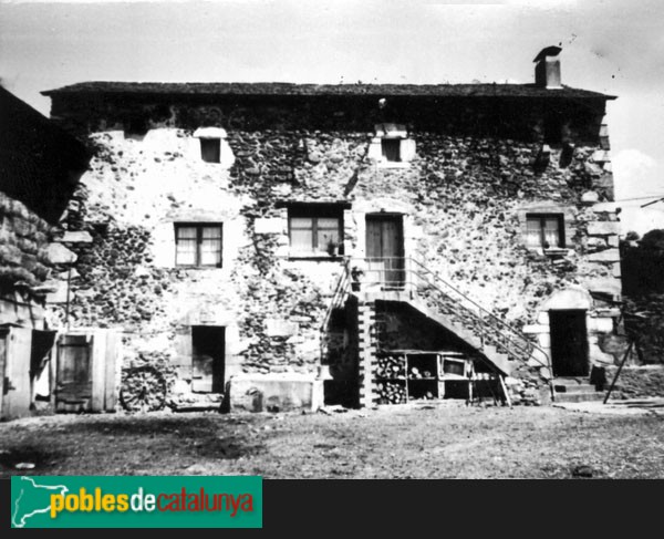 Isòvol - Mas Ravetllat (Foto: <i>Francina Casasayas -invarquit.cultura.gencat.cat-</i>, 1986) Isòvol - Mas Ravetllat