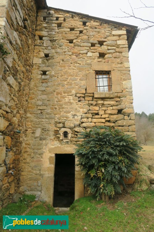 Isòvol - Mas Ravetllat. Capella de Sant Guillem (Foto: <i>Fortià Arquitectes -invarquit.gencat.cat-</i>, 2022) Isòvol - Mas Ravetllat. Capella de Sant Guillem