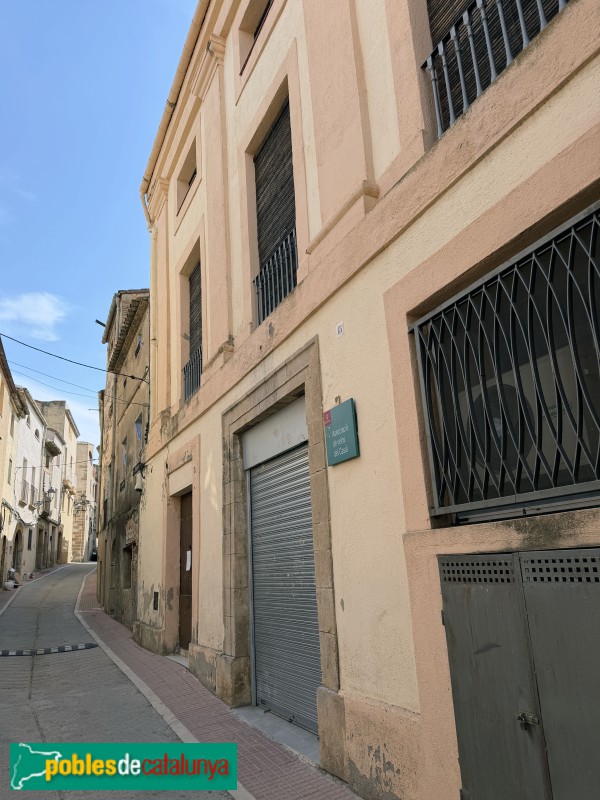 Bellmunt del Priorat - Carrer Major. El Casal (Foto: Albert Esteves, 2026) Bellmunt del Priorat - Carrer Major. El Casal