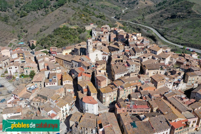 Porrera, amb l'església de Sant Joan (Foto: Albert Esteves, 2021) Porrera, amb l'església de Sant Joan