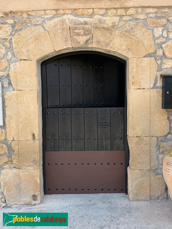 Margalef - Portal amb símbol de ferrer