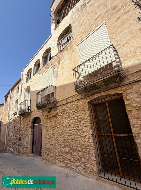 La Bisbal de Montsant - Carrer Major. Cal Trucafort (Foto: Albert Esteves, 2026) La Bisbal de Montsant - Carrer Major. Cal Trucafort