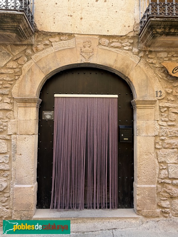 La Bisbal de Montsant - Carrer Major. Cal Trucafort (Foto: Albert Esteves, 2026) La Bisbal de Montsant - Carrer Major. Cal Trucafort