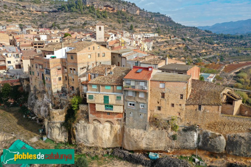 La Bisbal de Montsant - Cases del carrer Major vistes des de ponent (Foto: Francesc Vidal-Barraquer, 2022) La Bisbal de Montsant - Cases del carrer Major vistes des de ponent