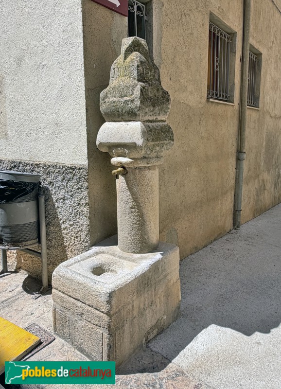 Cabacés - Carrer Major. Font amb columna i capitells aprofitats (Foto: Albert Esteves, 2026) Cabacés - Carrer Major. Font amb columna i capitells aprofitats