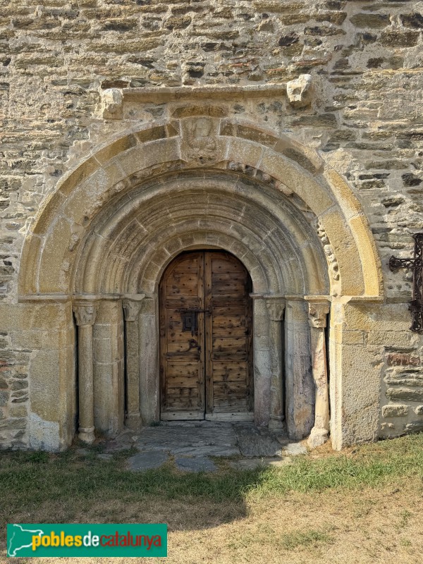Ger - Església de Santa Eugènia de Saga. Portada (Foto: Albert Esteves, 2026) Ger - Església de Santa Eugènia de Saga. Portada