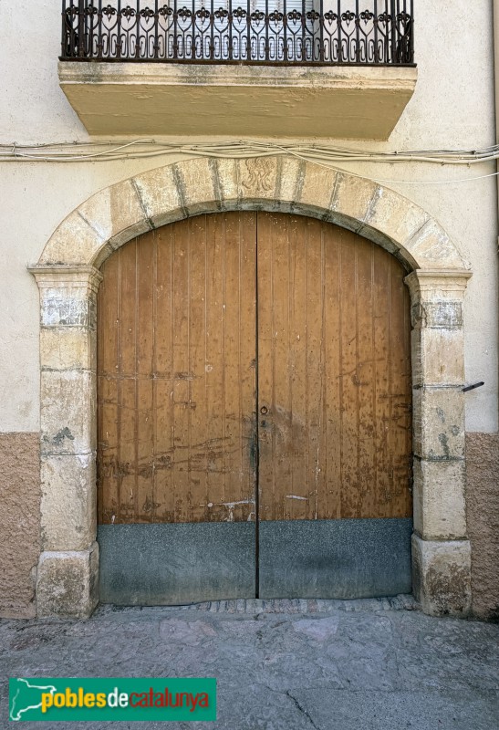 Cabacés - Portal de 1826 (Foto: Albert Esteves, 2026) Cabacés - Portal de 1826