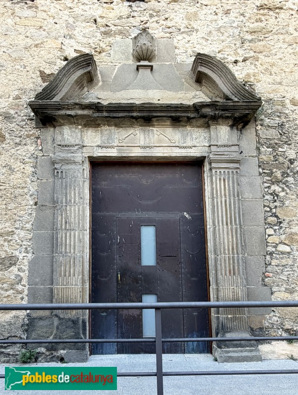 Sant Pere de Torelló - Església de Sant Pere. Porta lateral (Foto: Albert Esteves, 2026) Sant Pere de Torelló - Església de Sant Pere. Porta lateral