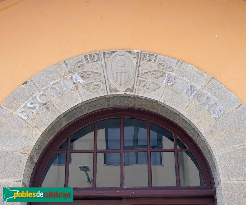 Sant Pere de Torelló - Escola Josep M. Xandri. Porta dels nois (Foto: Albert Esteves, 2026) Sant Pere de Torelló - Escola Josep M. Xandri. Porta dels nois