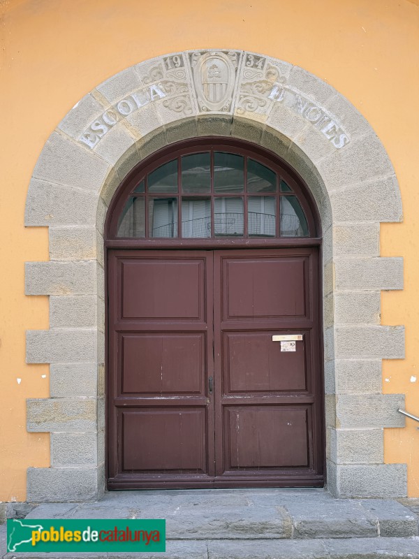 Sant Pere de Torelló - Escola Josep M. Xandri. Pnorta de les noies (Foto: Albert Esteves, 2026) Sant Pere de Torelló - Escola Josep M. Xandri. Pnorta de les noies