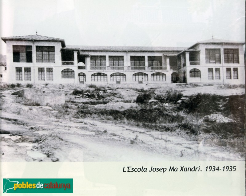Sant Pere de Torelló - Escola Josep M. Xandri (foto antiga) Sant Pere de Torelló - Escola Josep M. Xandri (foto antiga)