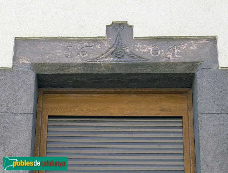 Sant Pere de Torelló - Portal de 1604 (Foto: Albert Esteves, 2026) Sant Pere de Torelló - Portal de 1604