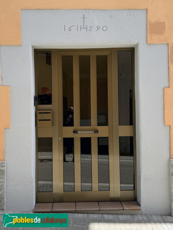 Sant Pere de Torelló - Portal de 1690 (Foto: Albert Esteves, 2026) Sant Pere de Torelló - Portal de 1690