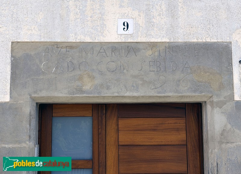 Sant Pere de Torelló - Portal de 1696 (Foto: Albert Esteves, 2026) Sant Pere de Torelló - Portal de 1696