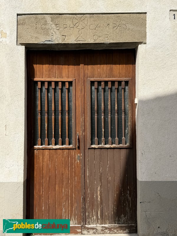 Sant Pere de Torelló - Portal de 1703 (Foto: Albert Esteves, 2026) Sant Pere de Torelló - Portal de 1703