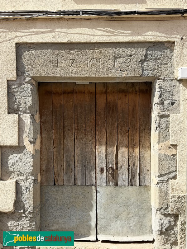 Sant Pere de Torelló - Portal de 1713 (Foto: Albert Esteves, 2026) Sant Pere de Torelló - Portal de 1713
