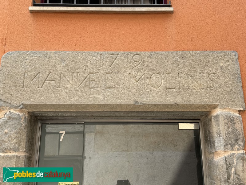 Sant Pere de Torelló - Portal de 1719 (Foto: Albert Esteves, 2026) Sant Pere de Torelló - Portal de 1719