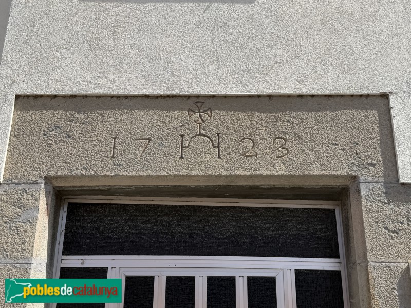 Sant Pere de Torelló - Portal de 1723 (Foto: Albert Esteves, 2026) Sant Pere de Torelló - Portal de 1723