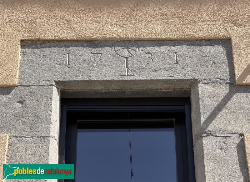 Sant Pere de Torelló - Portal de 1731 (Foto: Albert Esteves, 2026) Sant Pere de Torelló - Portal de 1731
