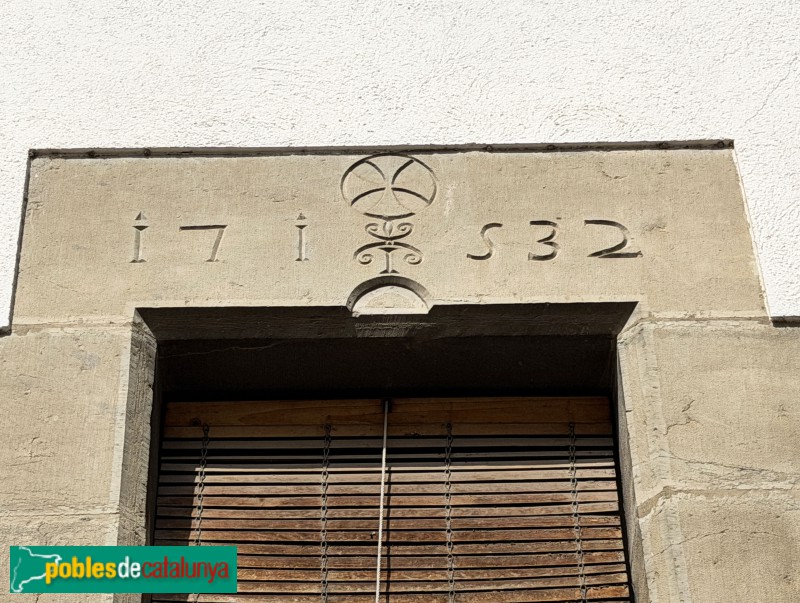 Sant Pere de Torelló - Portal de 1732 (Foto: Albert Esteves, 2026) Sant Pere de Torelló - Portal de 1732