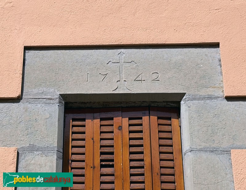 Sant Pere de Torelló - Portal de 1742 (Foto: Albert Esteves, 2026) Sant Pere de Torelló - Portal de 1742