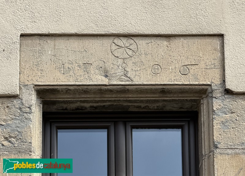 Sant Pere de Torelló - Portal de 1706 (Foto: Albert Esteves, 2026) Sant Pere de Torelló - Portal de 1706