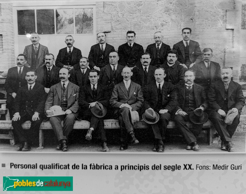 Sant Vicenç de Torelló - Personal qualificat de la fàbrica a inicis del segle XX (Foto: Fons Medir Guri -cartell in situ-) Sant Vicenç de Torelló - Personal qualificat de la fàbrica a inicis del segle XX