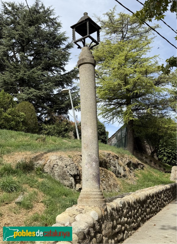 Torelló - Pujada de Mossèn Sabaté. Fanal dissenyat per Josep M. Pericas (Foto: Albert Esteves, 2026) Torelló - Pujada de Mossèn Sabaté. Fanal dissenyat per Josep M. Pericas