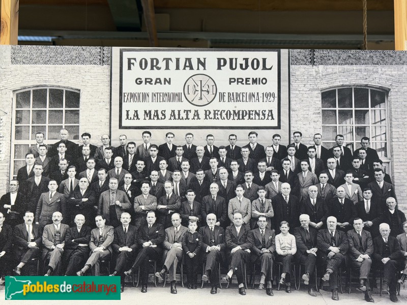 Torelló - Museu de la Torneria. Treballadors i propietaris l'any 1929 (cartell in situ) Torelló - Museu de la Torneria. Treballadors i propietaris l'any 1929 (cartell in situ)