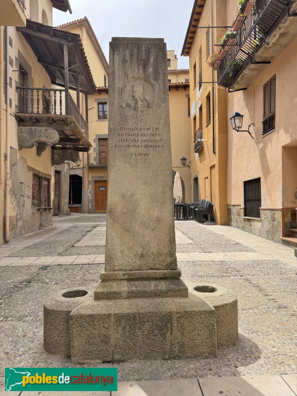 Torelló - Monument a mossèn Fortià Solà