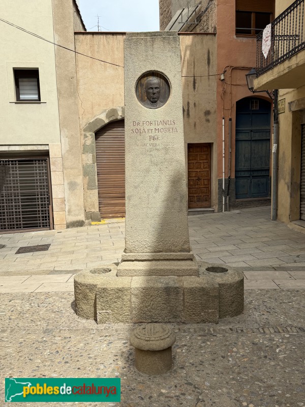 Torelló - Monument a mossèn Fortià Solà