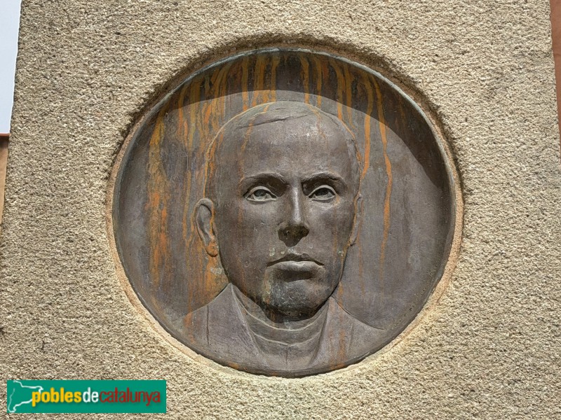 Torelló - Monument a mossèn Fortià Solà