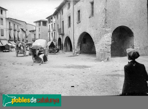 Torelló - Plaça Vella (Foto: Ferran Damians, -Arxiu Fotogràfic Centre Excursionista de Catalunya, 1917) Torelló - Plaça Vella