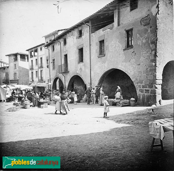 Torelló - Plaça Vella (Foto: Josep Salvany -Fons Salvany. Biblioteca de Catalunya-, 1918) Torelló - Plaça Vella