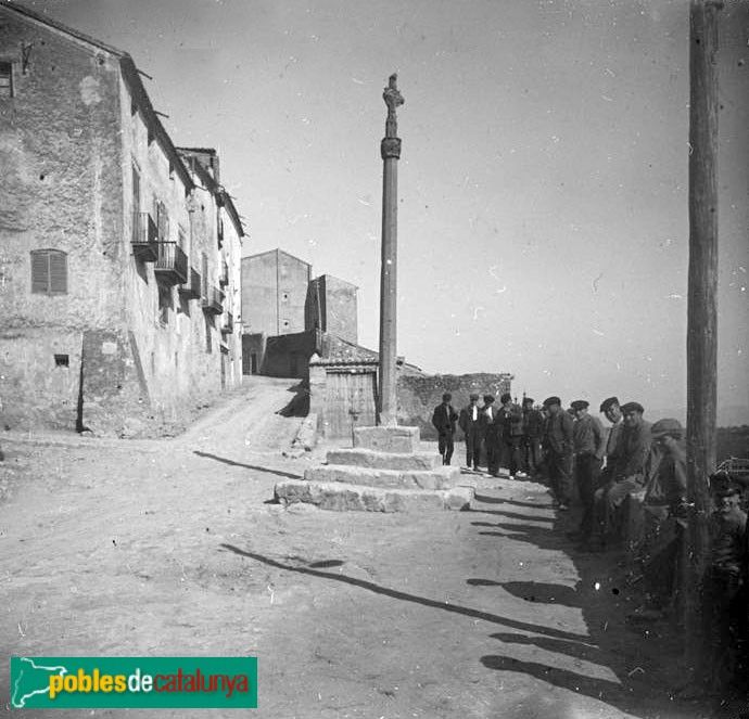 Tivissa - Creu del Portal d'Avall (Foto: Josep Salvany -Fons Salvany, Biblioteca de Catalunya-, 1923) Tivissa - Creu del Portal d'Avall