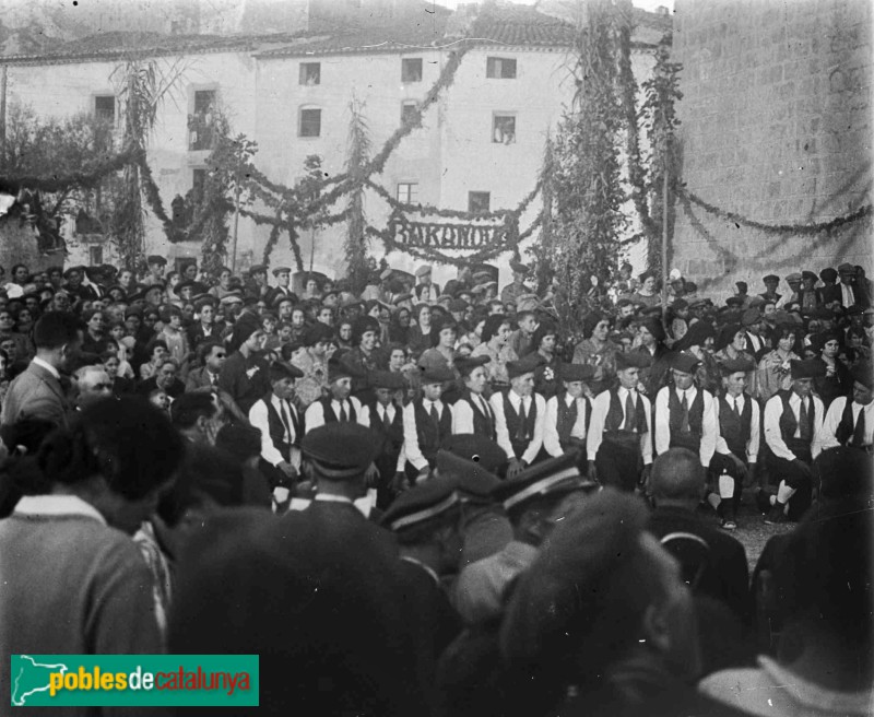 Tivissa - Inauguració de la remodelació de la plaça de la Baranova (Foto: Lluís Brull -ANC-, 1927) Tivissa - Inauguració de la remodelació de la plaça de la Baranova