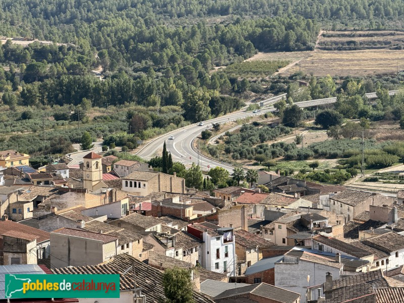 Garcia - El campanar de l'Església Nova, entre les teulades