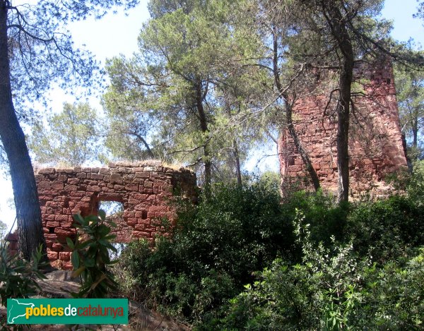 Cervelló - Castell. Capella i torre. (Foto: Albert Esteves, 2006) Cervelló - Castell. Capella i torre.