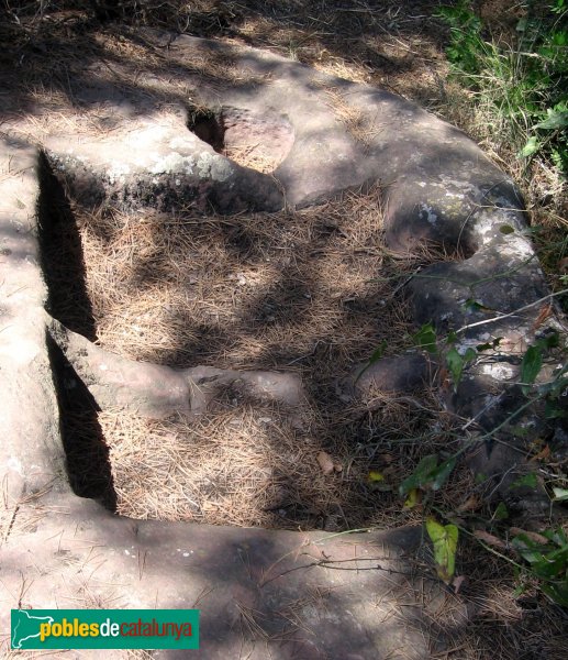 Cervelló - Castell. Latrines. (Foto: Albert Esteves, 2006) Cervelló - Castell. Latrines.