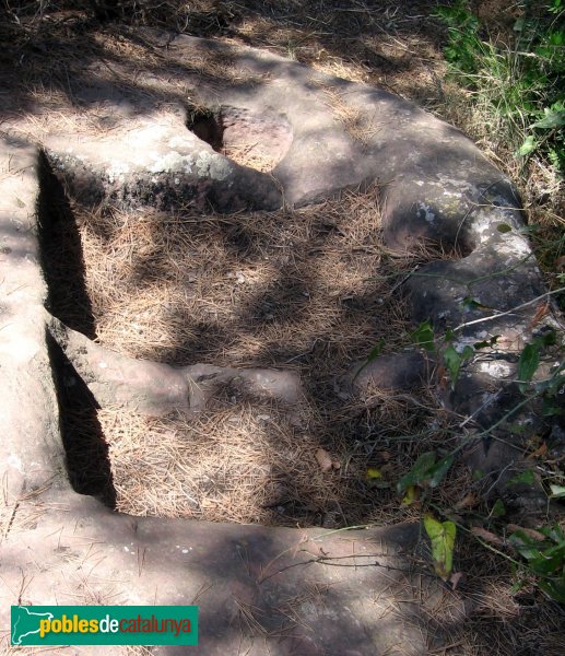 Cervelló - Castell. Latrines.