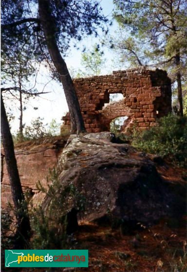 Cervelló - Capella del castell, abans de la restauració (Foto: Albert Esteves, 2006) Cervelló - Capella del castell, abans de la restauració