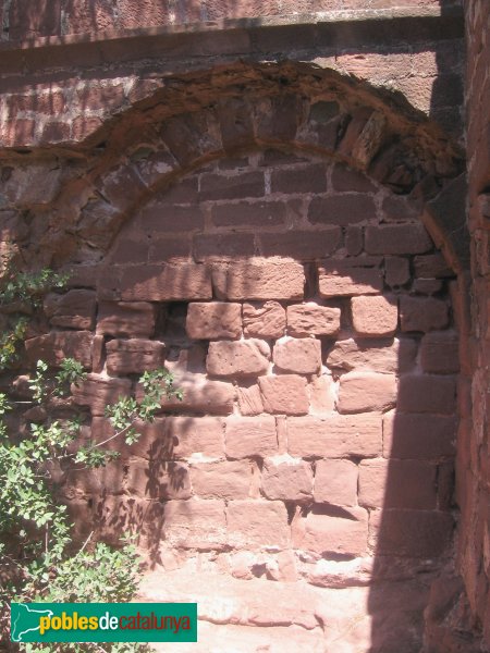 Cervelló - Capella del castell, abans de la restauració (Foto: Albert Esteves, 2006) Cervelló - Capella del castell, abans de la restauració