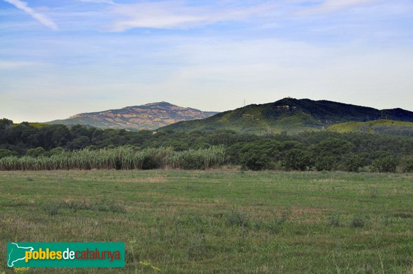 El Puig de la Creu (a la dreta) i La Mola (a l'esquerra) vistos des de Palau