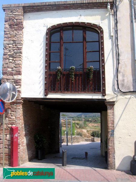 Olesa de Montserrat - Portal de Santa Oliva (Foto: Albert Esteves, 2006) Olesa de Montserrat - Portal de Santa Oliva