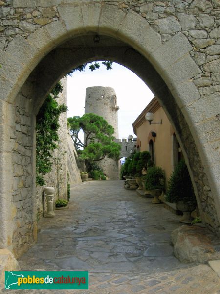 Sitges - Celler Güell (Foto: Albert Esteves, 2006) Sitges - Celler Güell